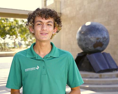 Michael Vaquilar giving a guided campus tour